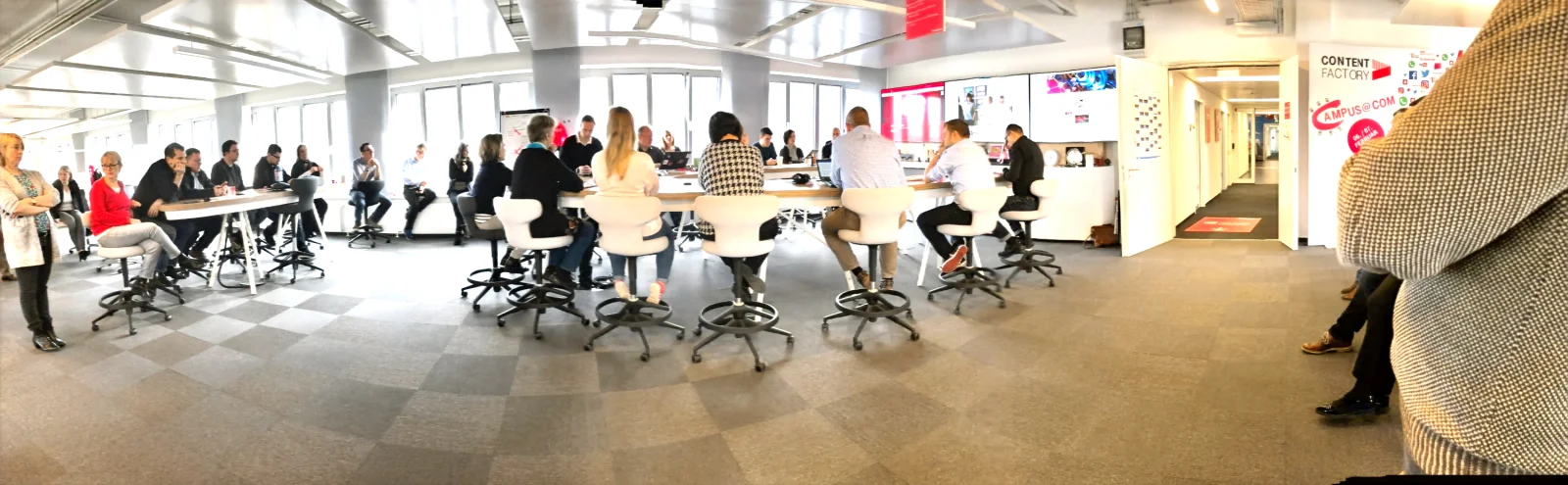 Panorama des Newsrooms der ContentFactory der Deutschen Telekom